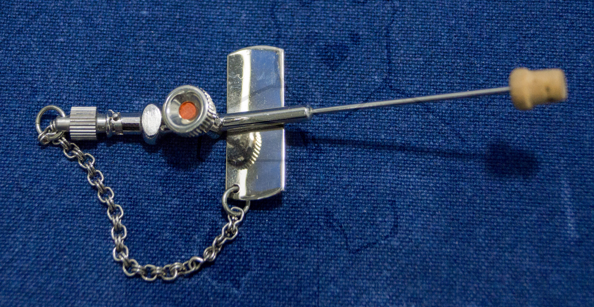 Peripherer Venenkatheter mit zusätzlichem Zugang, Vollmetall, um 1958, Venenkatheter mit Schutzstopfen (Kork) auf der Spitze
